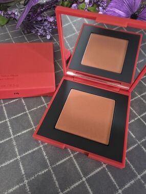* Possibilities :Creamy Peach Velvet Blush Compact by Hung Vanngo